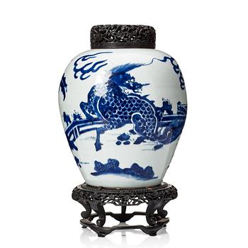 852. A blue and white Transitional jar, Qing dyansty, 17th Century.