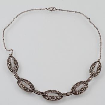 COLLIER, silver samt markasiter, imporstämplat. Vikt 18,3 gram.