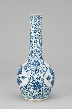 VAS, porslin. Kangxi-stil, 1800-tal.