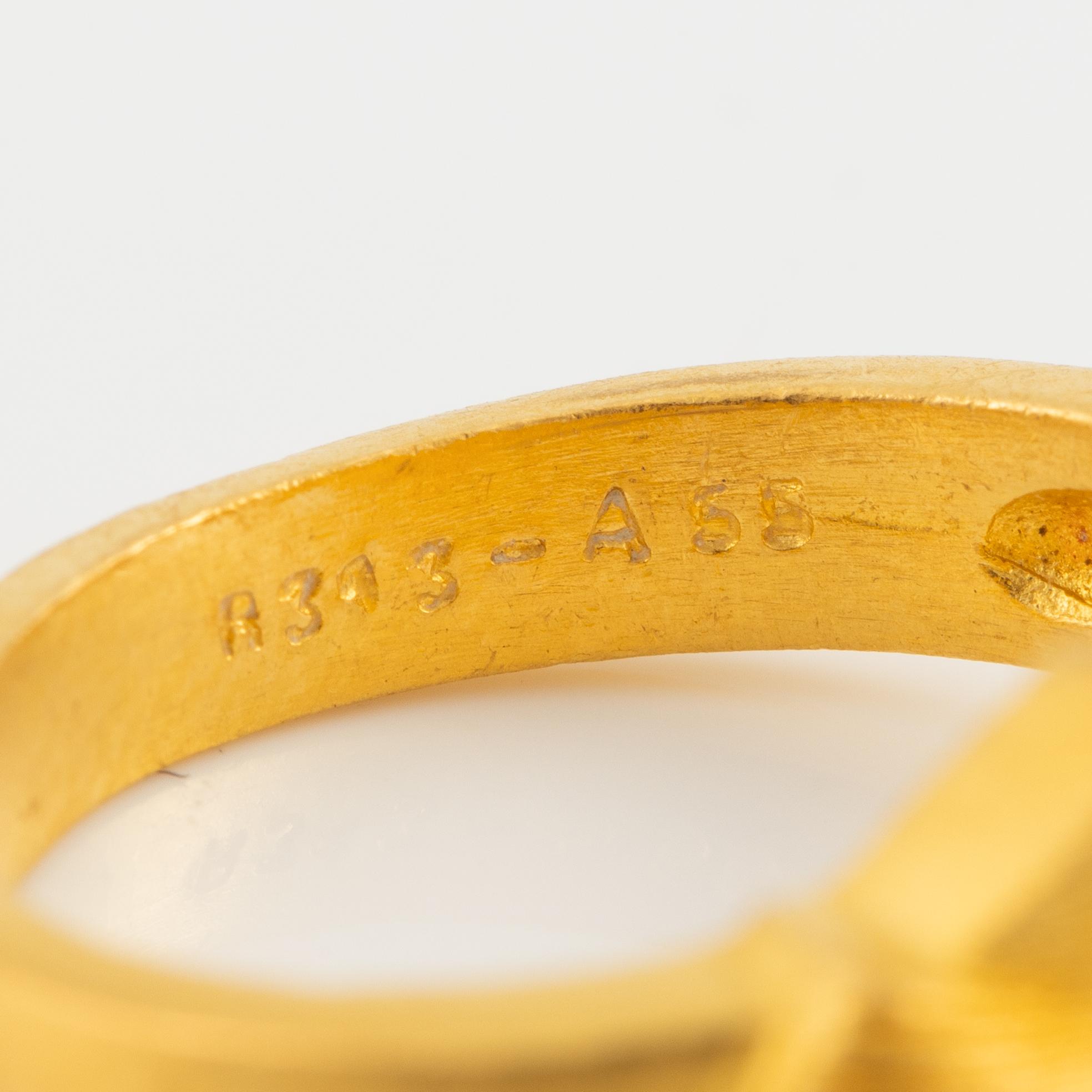 Garnityr av guldsmycken, en collier (14K), ett armband (18K), ett par örhängen (14K) och en ring (14K).