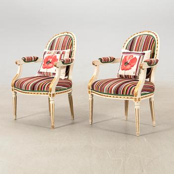 Karmstolar ett par Gustaviansk stil 1900-talets första hälft.