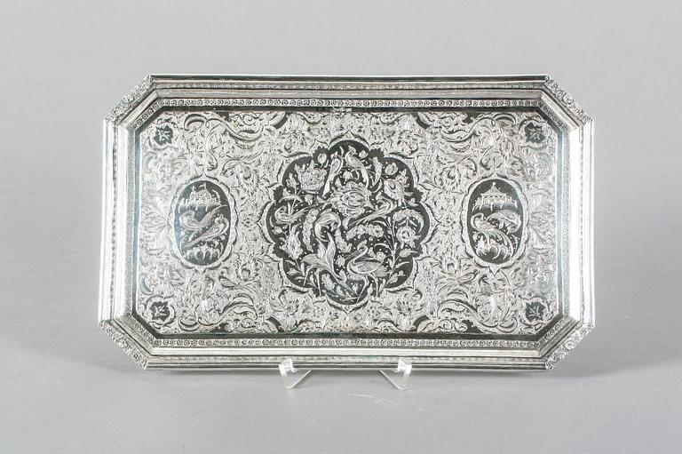 BRICKA, silver Persien/Iran, Reza Shah-perioden, 1900-talets första hälft. Vikt ca 570 g.