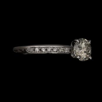 RING, 14k vitguld med briljantslipade diamanter tot ca 0,9 ct. Vikt 4,1 g.