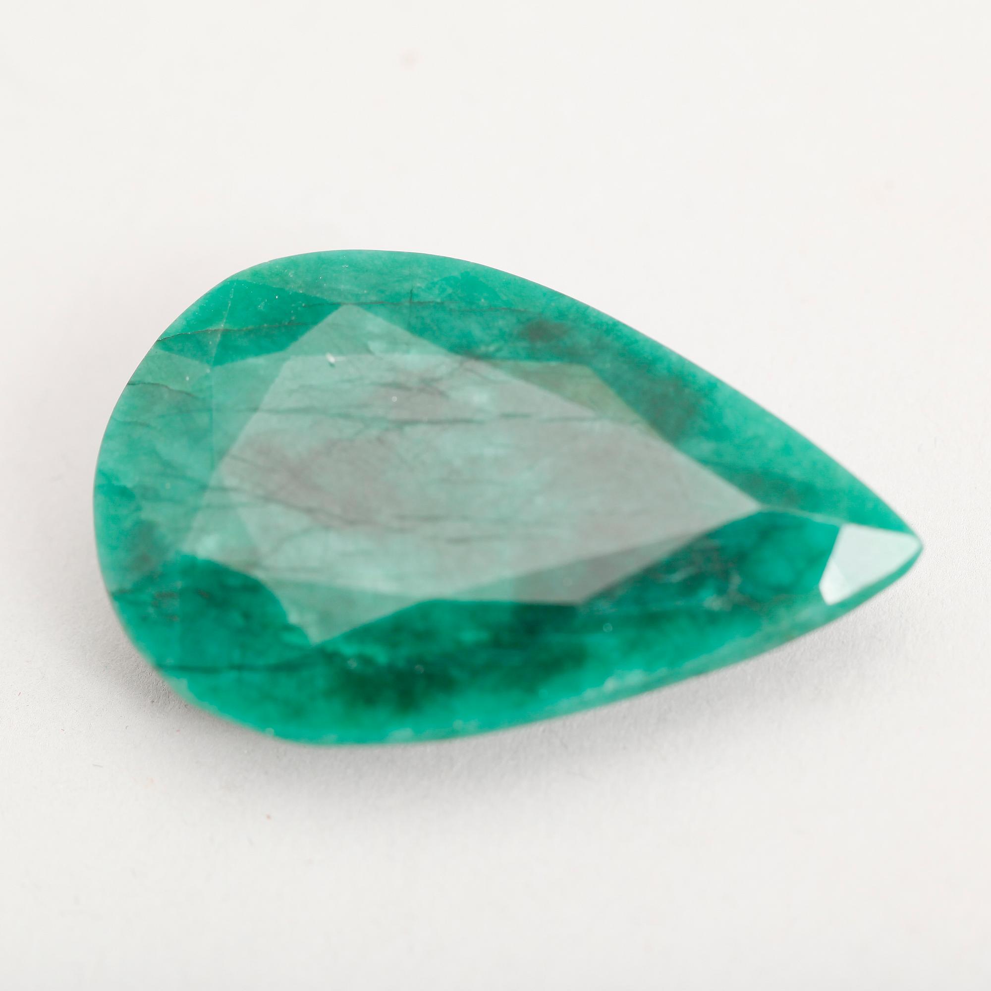 SMARAGD, grön, droppformad fasetterad, ca 155.00 ct.