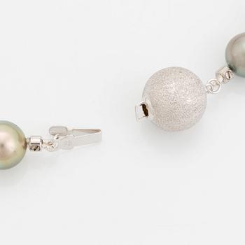 A cultured Tahiti pearl necklace.