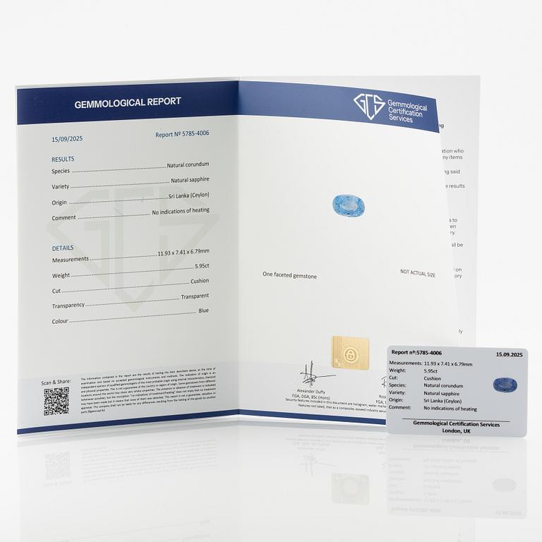 Ring med safir och triangelslipade diamanter.