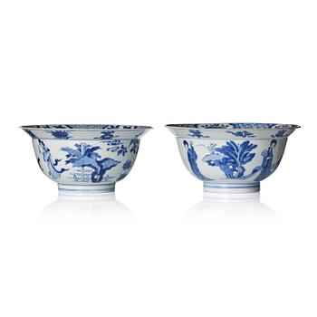1167. Skålar, ett par, porslin. Qingdynastin, Kangxi (1662-1722).