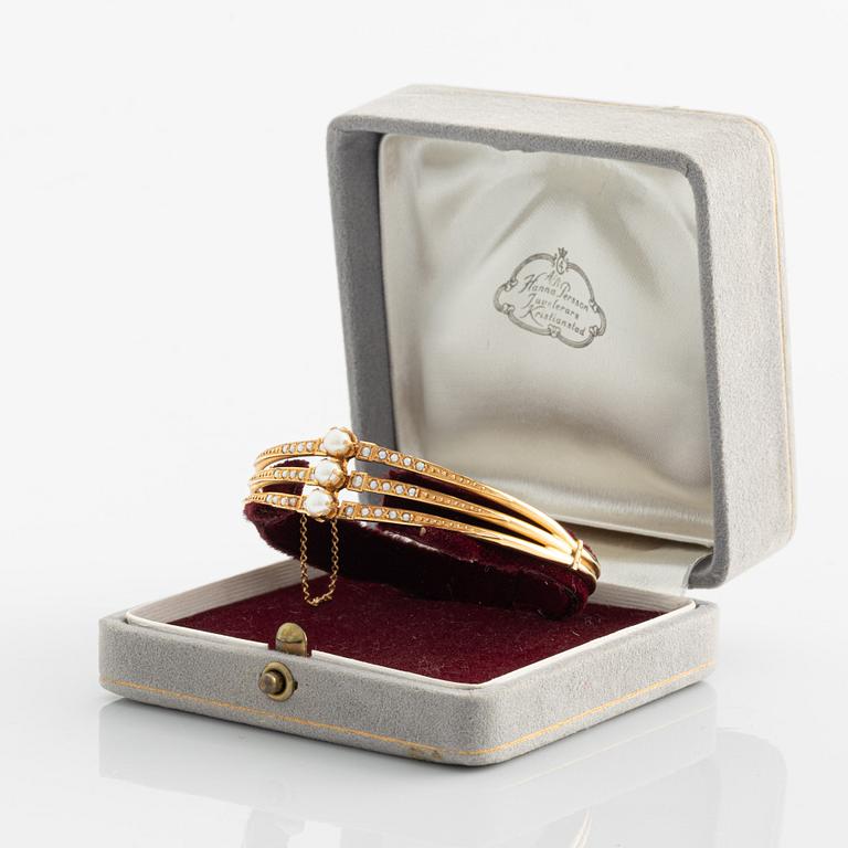 Bracelet, three-row rigid with pearls, 18K gold.