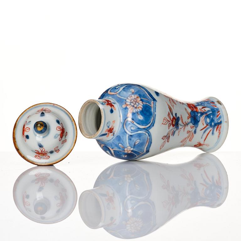 Vas med lock, kompaniporslin. Kina, Qingdynastin, tidigt 1700-tal, med Johanneummärke N:145x.