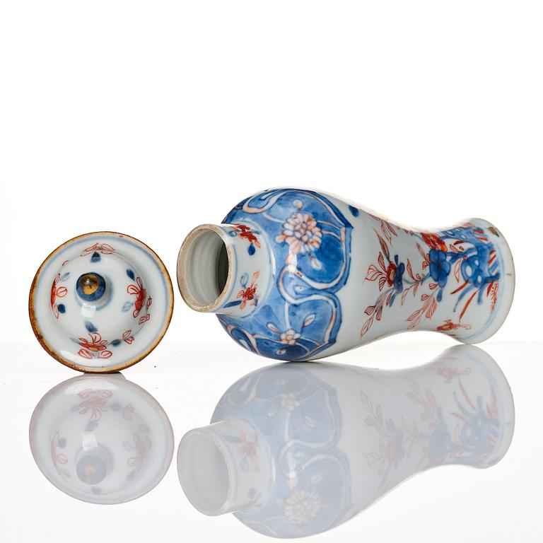 A Chinese imari vase with cover, Qing dynasty, early 18th Century, with Johanneum mark N:145x.