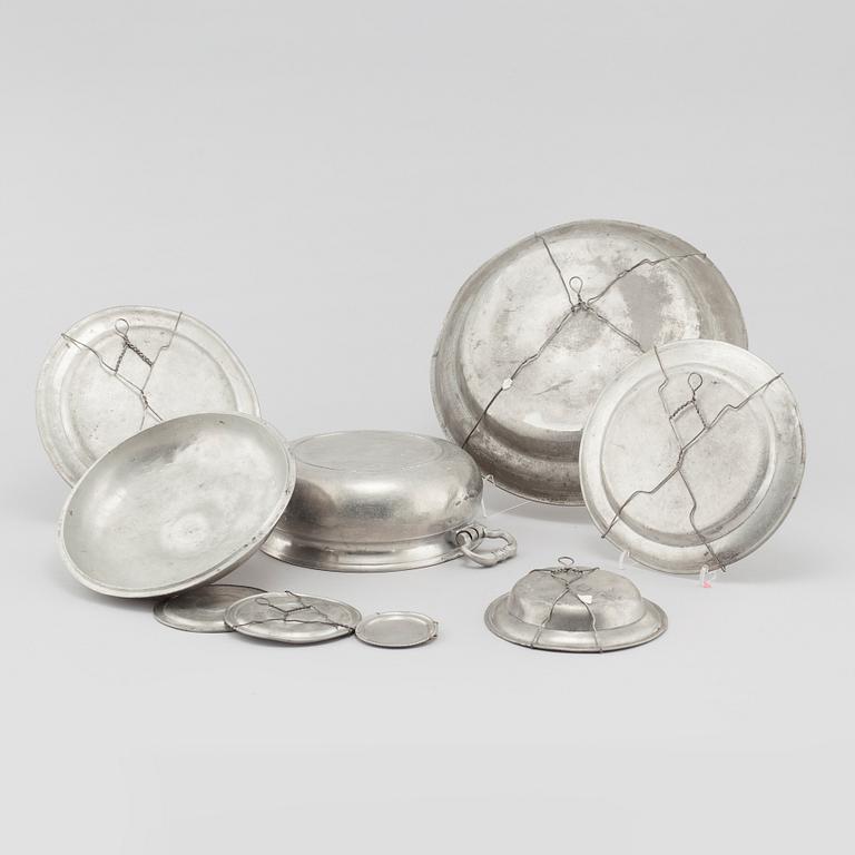 Five plates, two bowls and one poridge bowl with lid in pewter, 18th, 19th and 20th century.