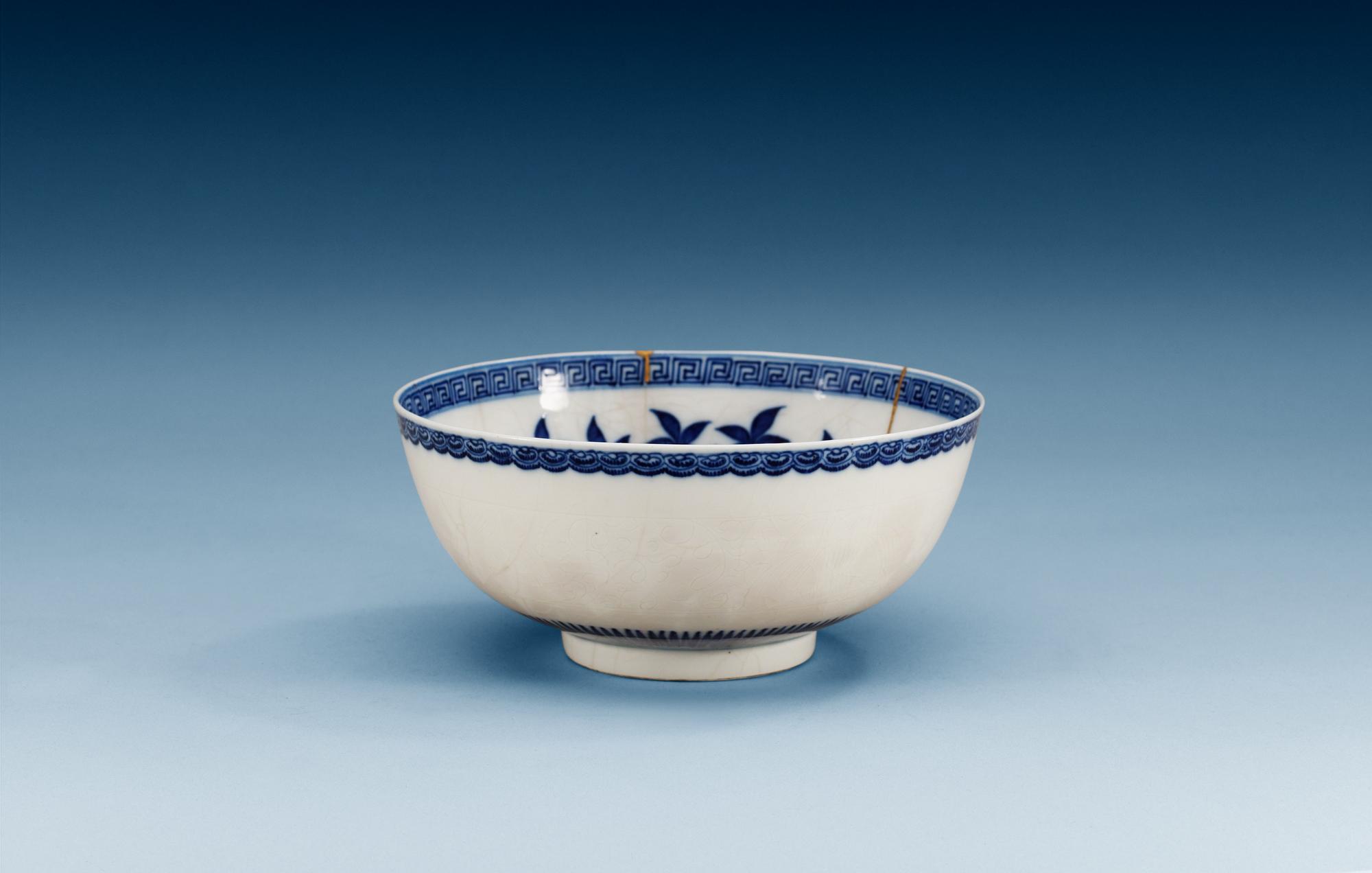 SKÅL, porslin. Qing dynastin, Yongzheng (1723-35), Chenghuas sex karaktärers märke.