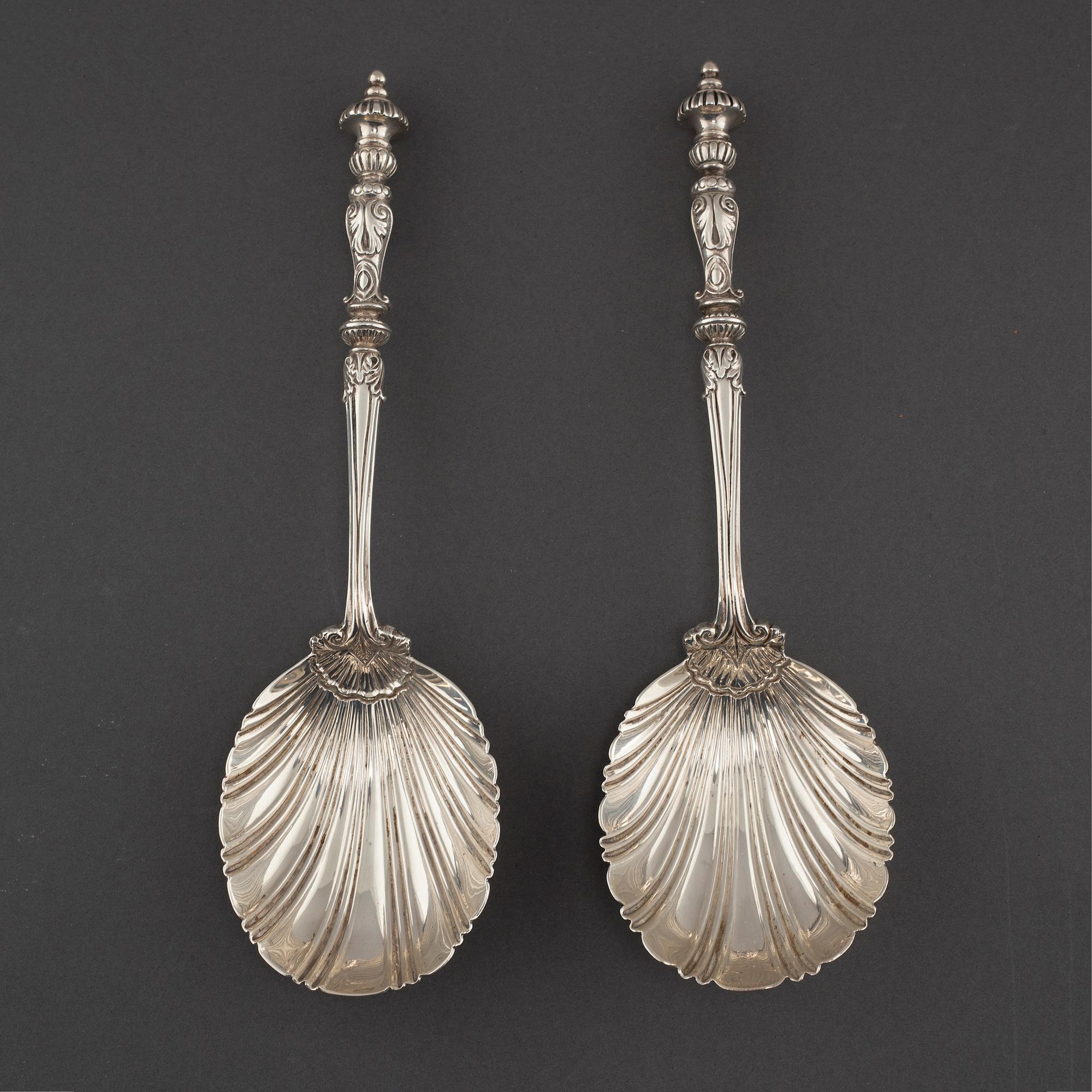 SERVERINGSSKEDAR, ett par, silver,  Goldsmiths & Silversmiths Co Ltd, London, 1908 och 1909.