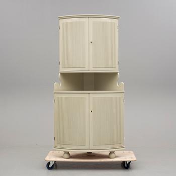 HÖRNSKÅP, gustaviansk stil. 1900-talets mitt.
