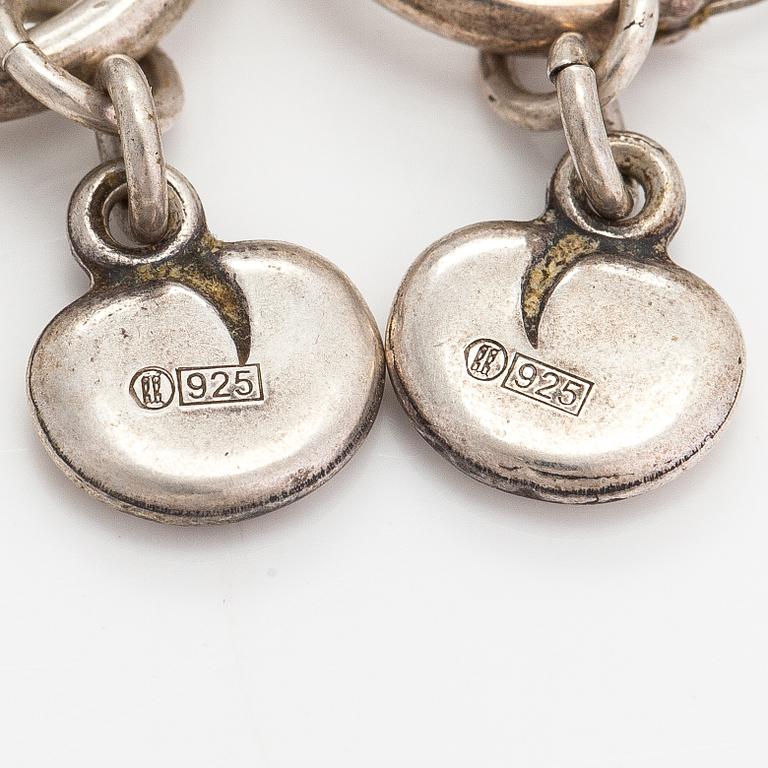 Kirsti Doukas, Halsband, 2 st och ett par örhängen, sterlingsilver och odlade pärlor. Kalevala koru, Helsingfors.