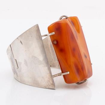 BANGLE, silver w amber, hinge mechanism, widest part approx 7 cm.