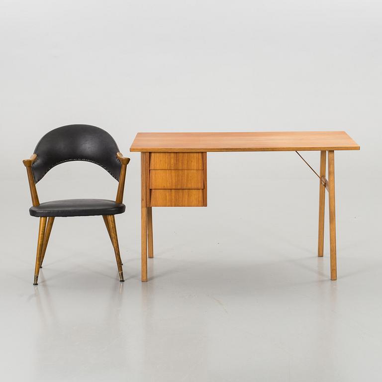 SKRIVBORD MED STOL. 1900-talets mitt.