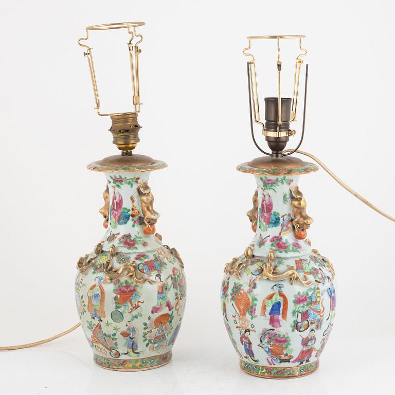Vaser/bordslampor, ett par, porslin, Kanton, Kina, 1800-talets andra hälft.