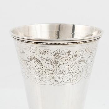 Pokaler, tre stycken, samt en vas, silver, bla Cg. Hallberg, Stockholm 1925.