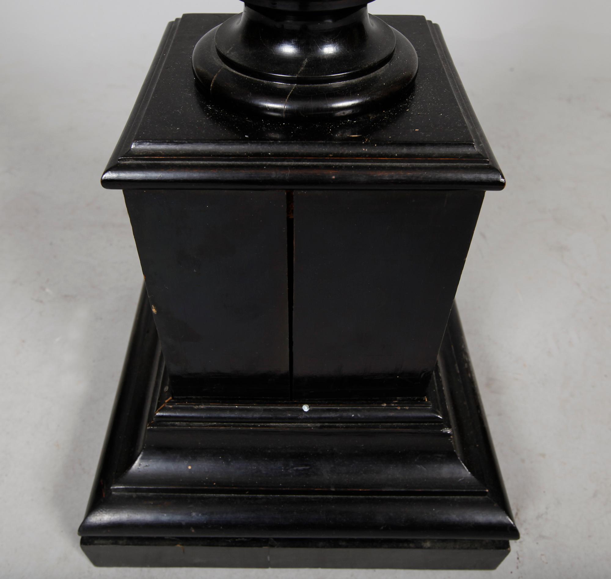 PIEDESTAL, nyrenässans, sent 1800-tal.