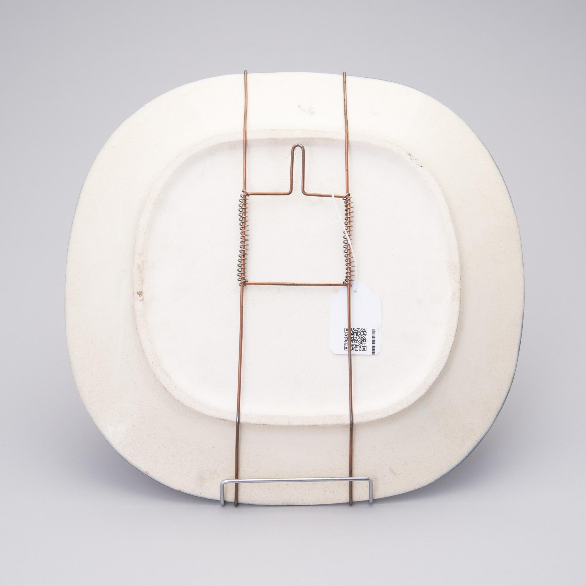 Birger Kaipiainen, A Violin dish signed Kaipiainen Arabia.