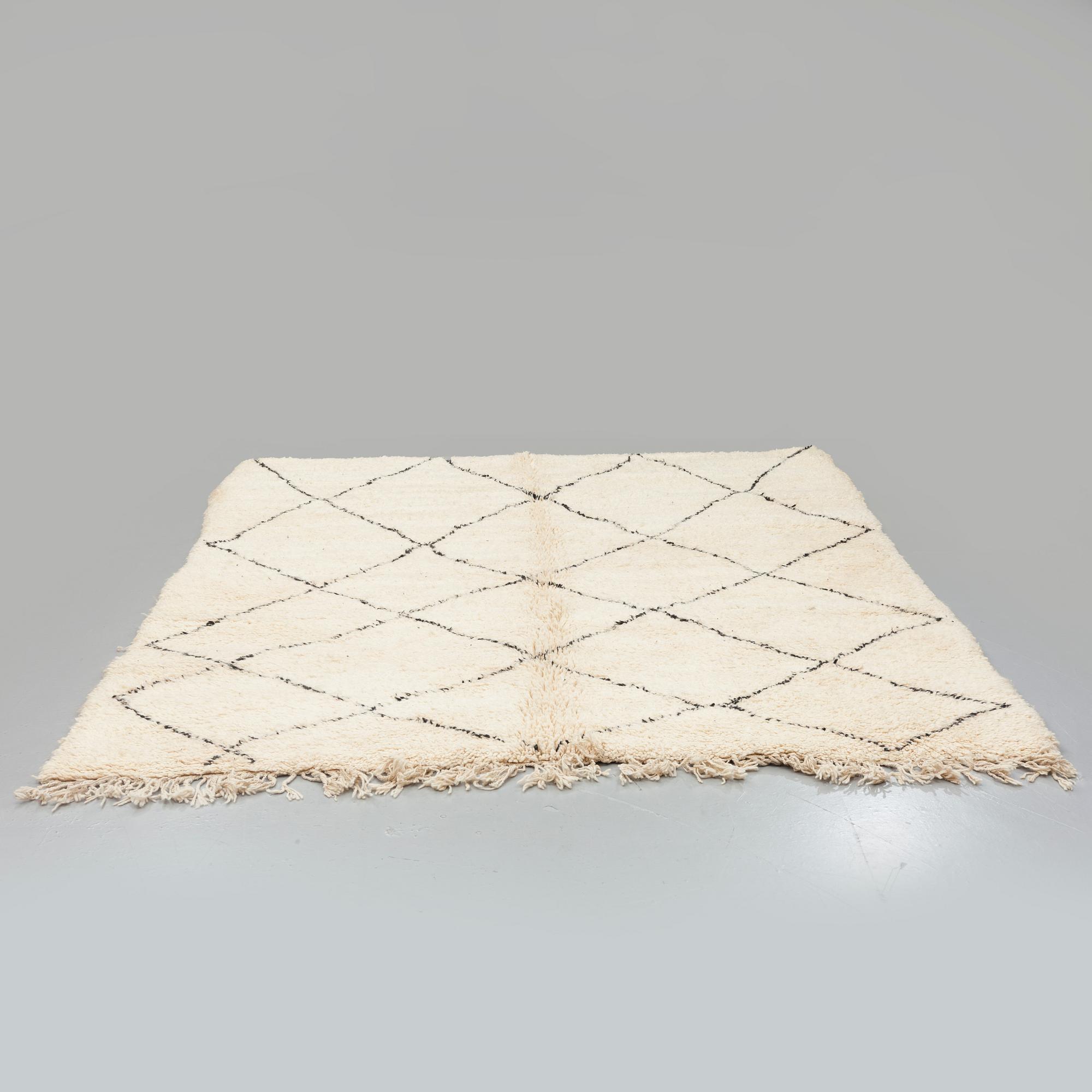 MATTA, Marocko, ca 282 x 238 cm.