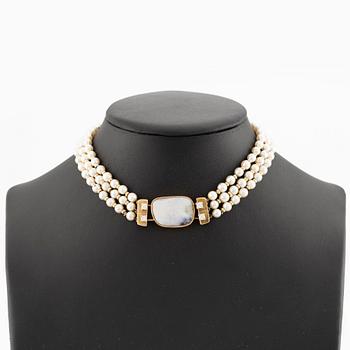 Necklace with cultured pearls, 14K gold clasp with opal and round brilliant-cut diamonds.