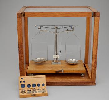 APOTEKSVÅG MED VIKTSATS, 1900-tal.