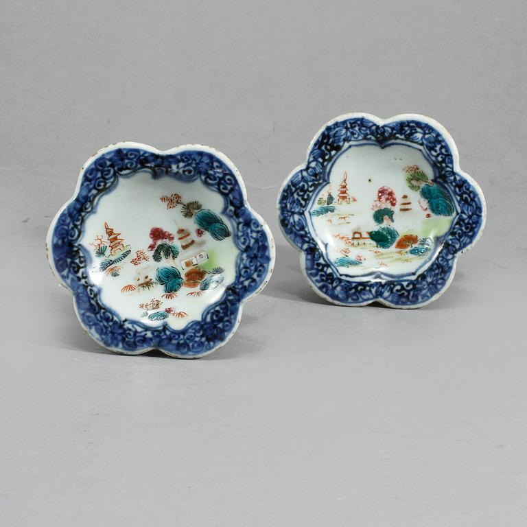 SALTKAR, ett par, porslin, Kina, 1700-tal.