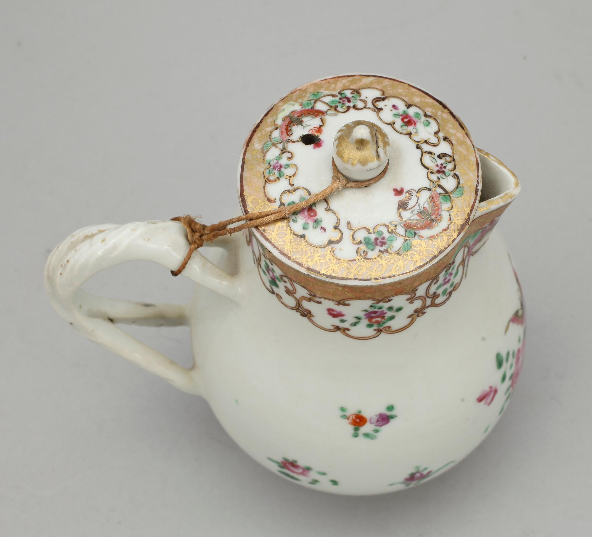 SOCKERSKÅL med LOCK och GRÄDDKANNA, kompaniporslin. Qing dynastin, Qianlong (1736-95).
