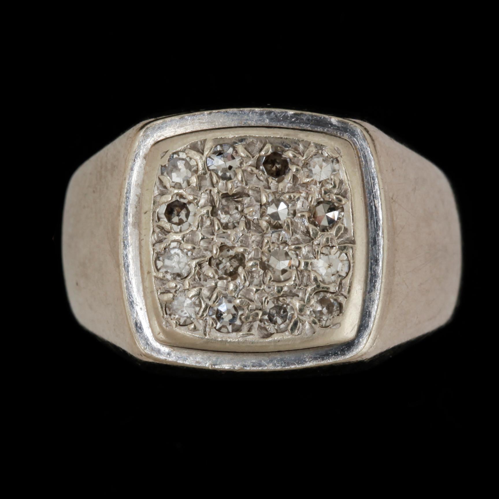 KLACKRING, 18k vitguld med 16 briljantslipade diamanter tot ca 0,064 ct. Vikt ca 8 gram.