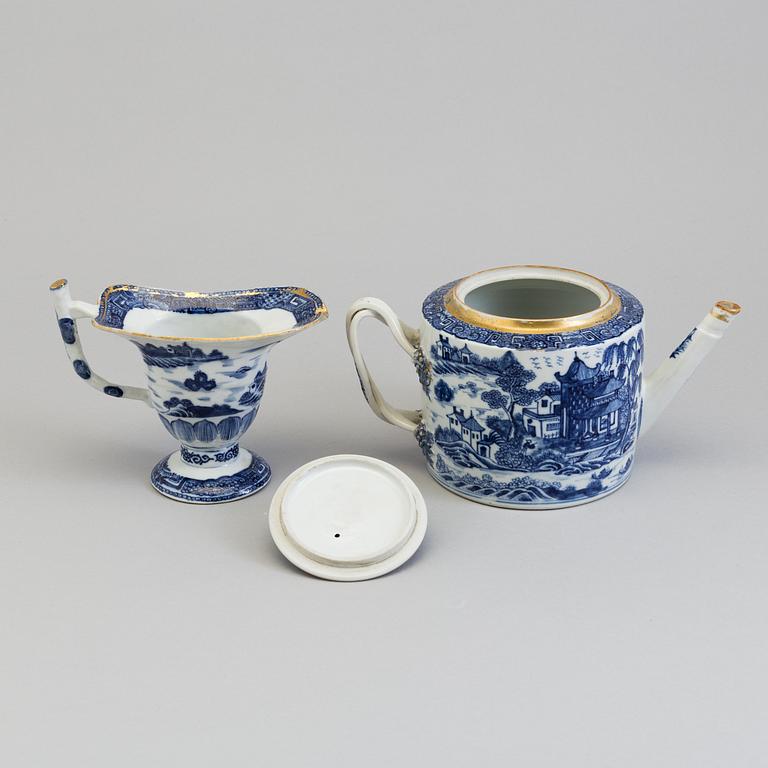 A blue and white porcelain teapot with cover and saucer, Qing dynasty, Qianlong (1736-95).