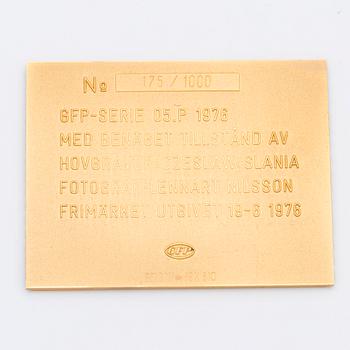 An 18K yellow gold plaque numbered 175/1000 from 1976. Weight around 41 grams.