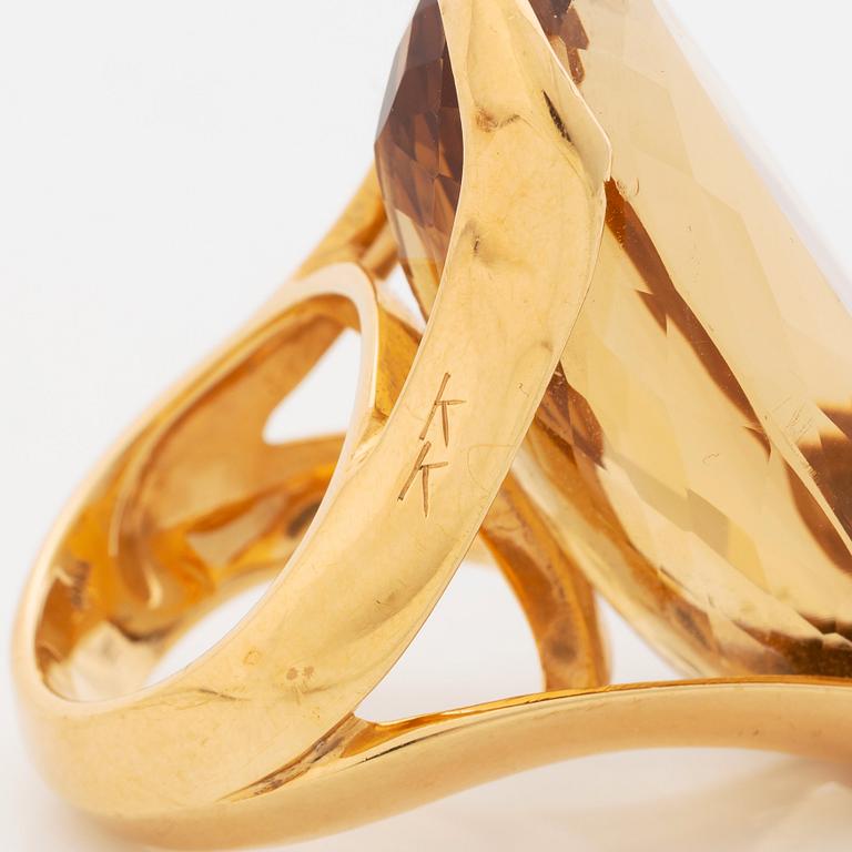 Tina Karlsson ring 18K guld med en oval fasettslipad citrin.