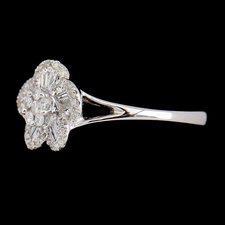 RING, 18K vitguld, diamanter tot ca 0.35 ct.