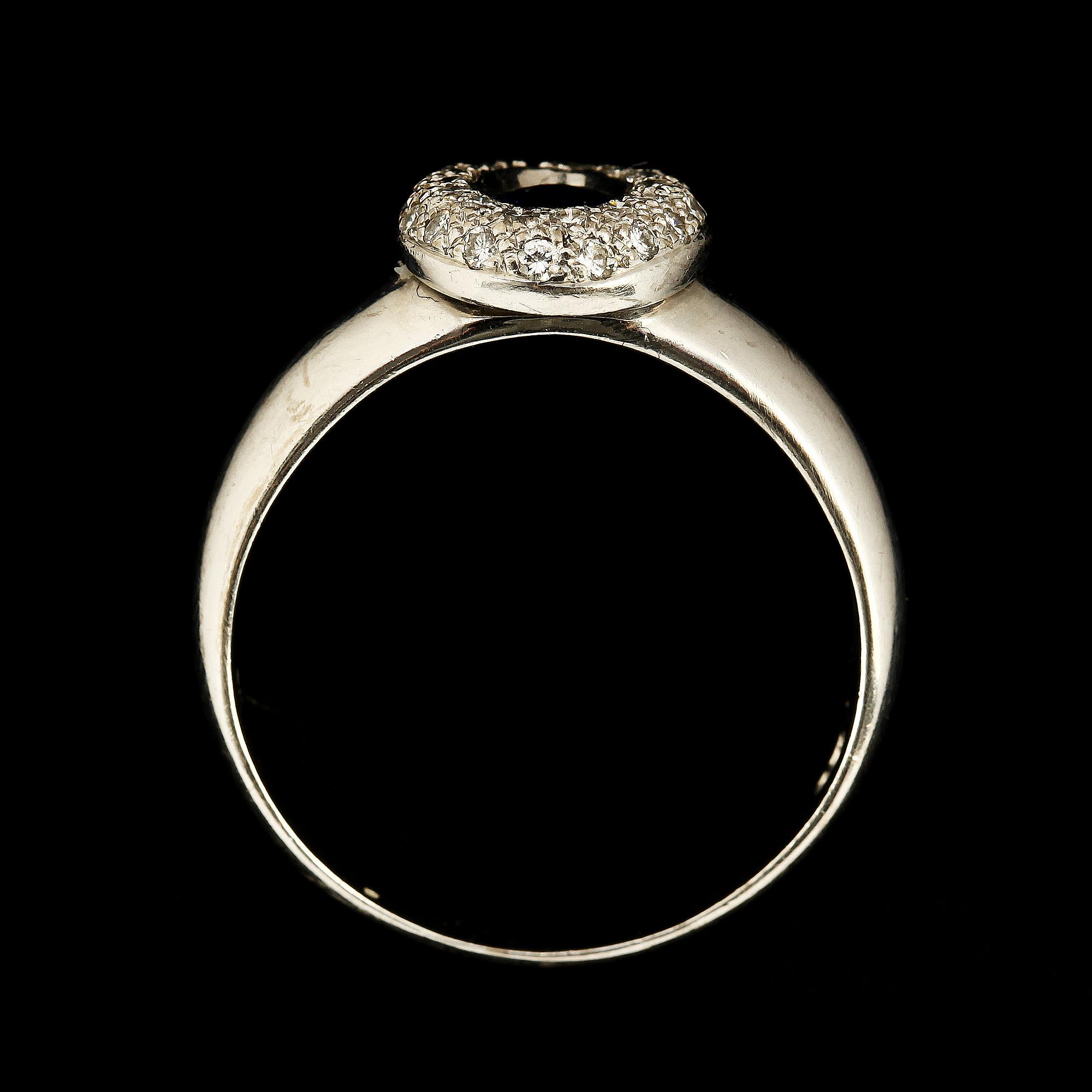 RING, 18k vitguld med fasettslipad blå safir samt små briljantslipade diamanter tot 0.34 ct. Engelbert. Vikt 7 g.