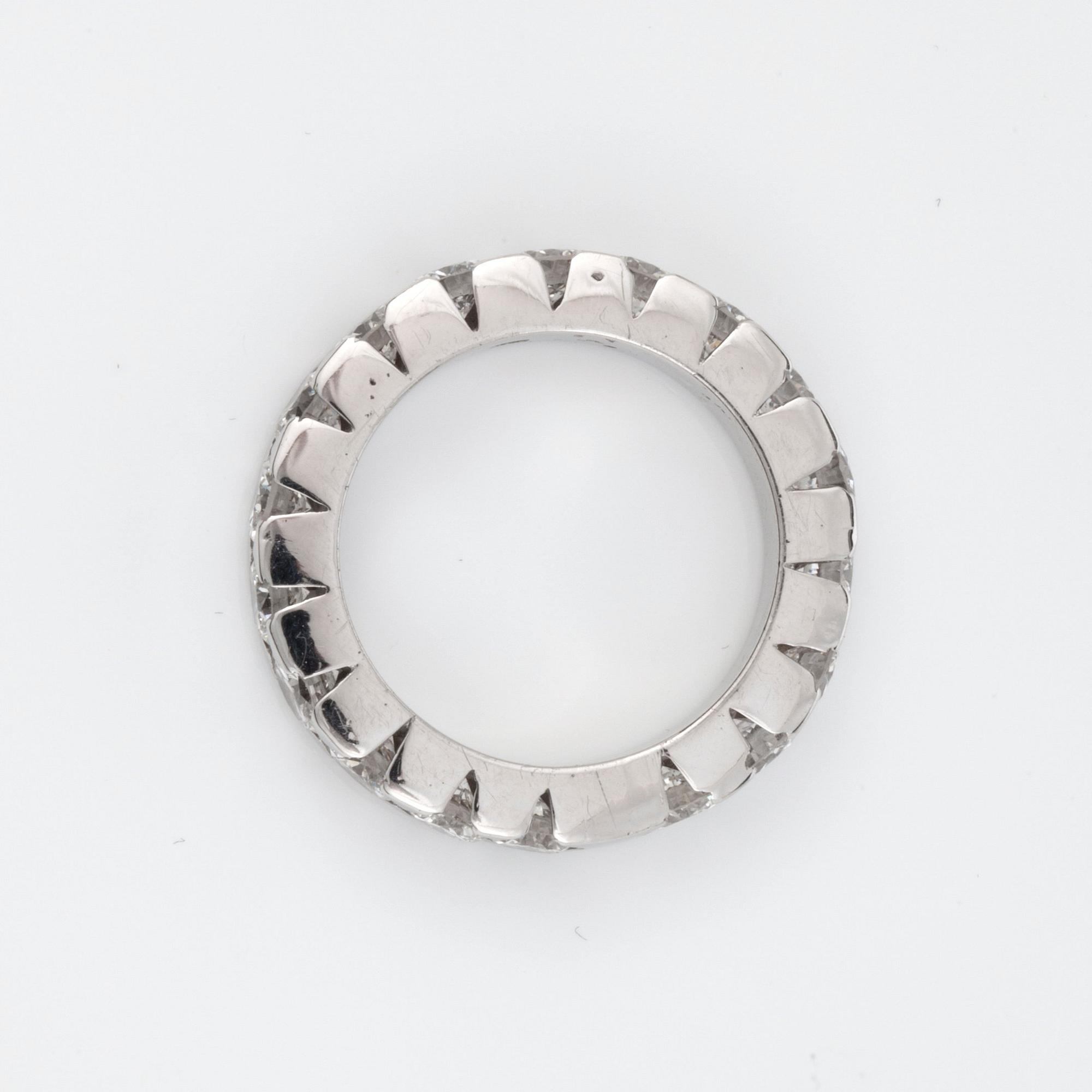 RING, helallians, med briljantslipade diamanter totalt ca  3.24 ct. 18 x ca 0.18 ct.