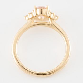 Ring in 14K gold with an oval-cut morganite and brilliant-cut diamonds.