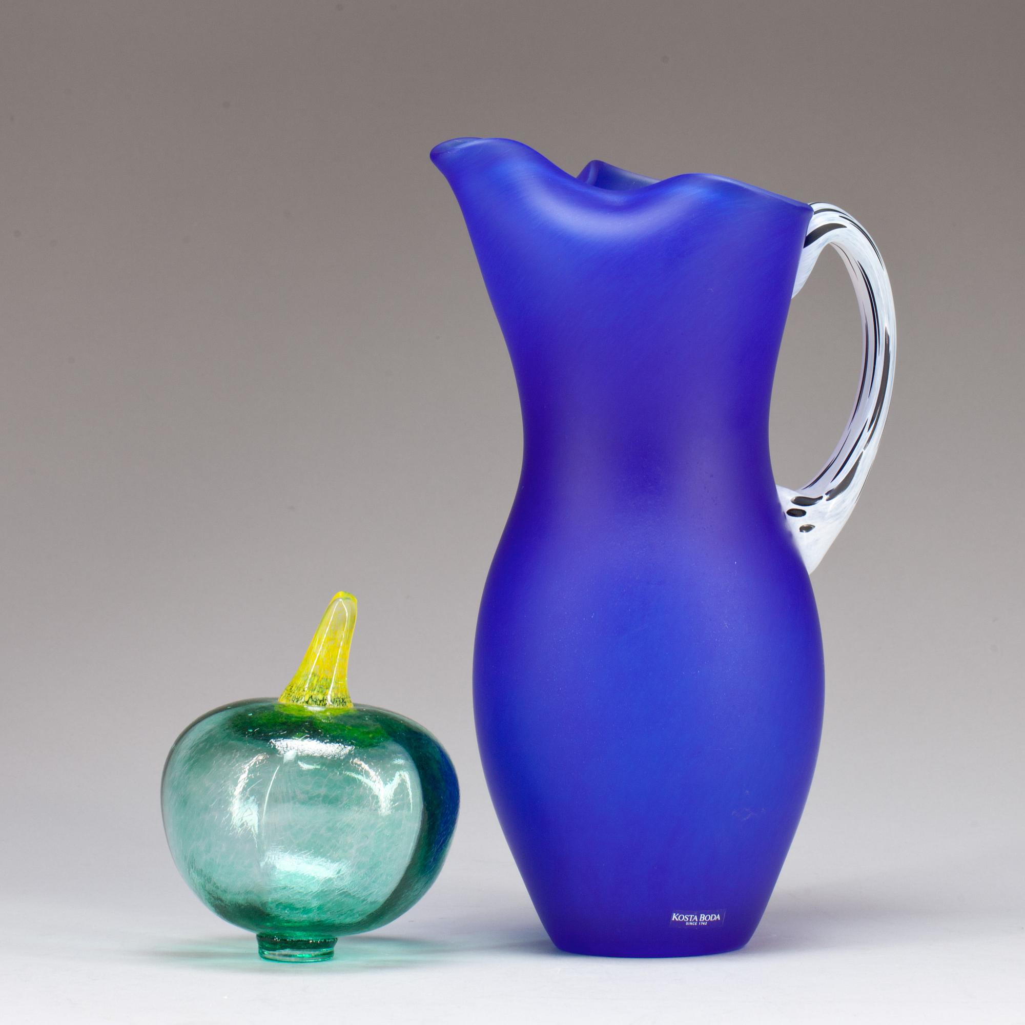 KANNA samt SKULPTUR, glas, Gunnel Sahlin, Kosta Boda, Signerade och numrerade.