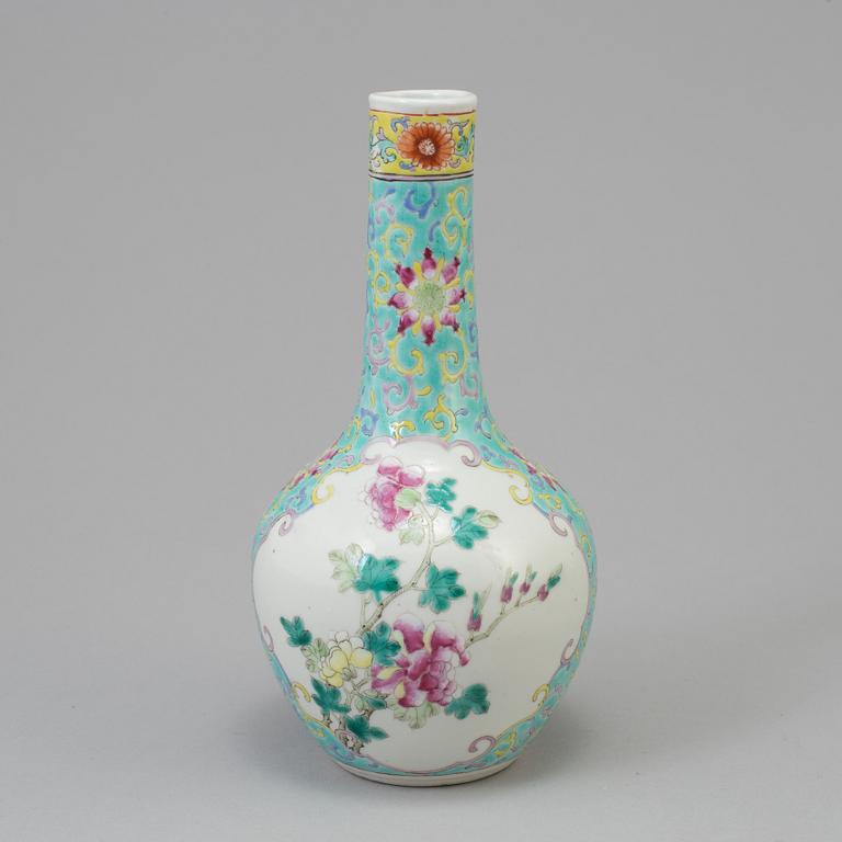 A chinese famille rose porcelain vase. Qing dynasty, Guangxu (1874-1908), with Kangxi four character mark.