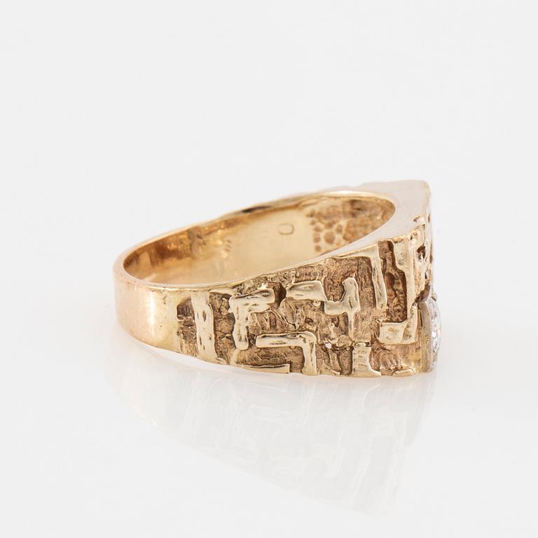 Ring/Claw ring 14K gold with a round brilliant-cut diamond.