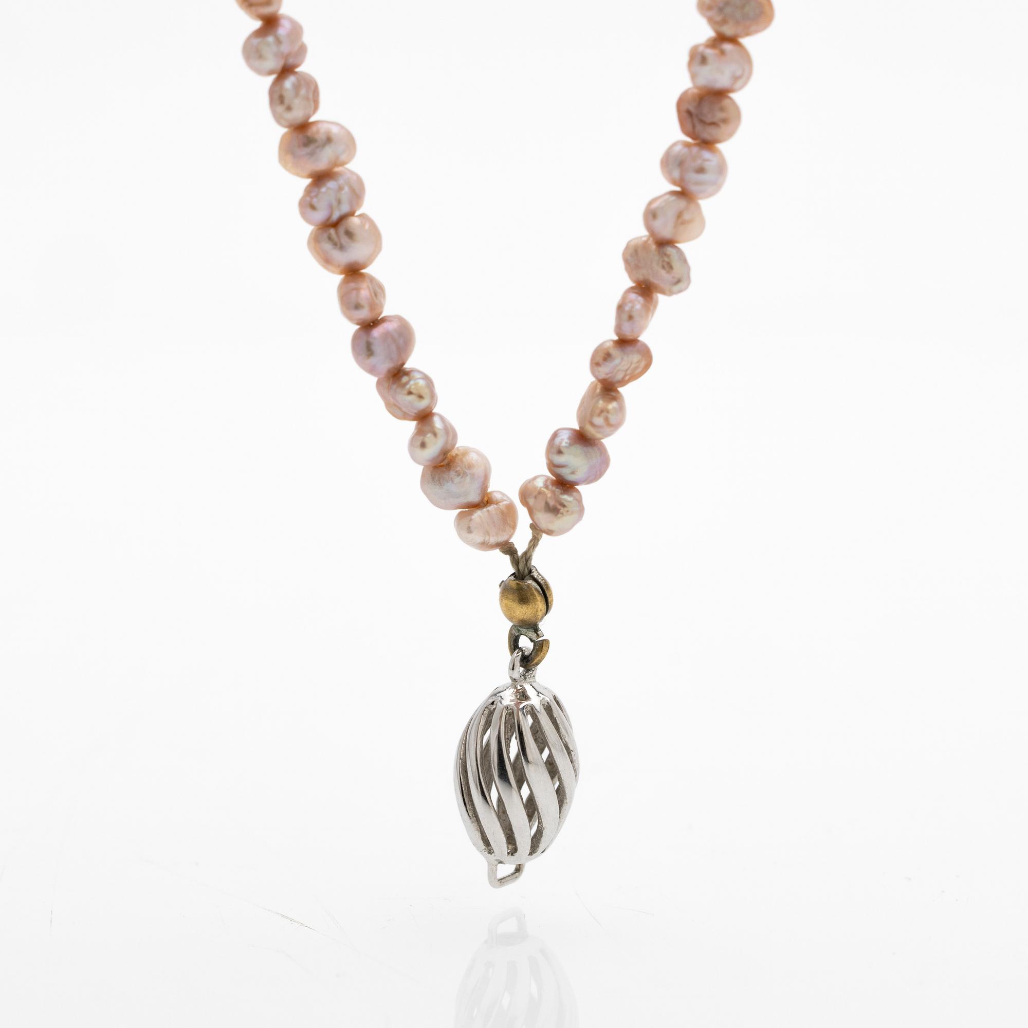 Necklace, 18K white gold and cultured freshwater pearls.