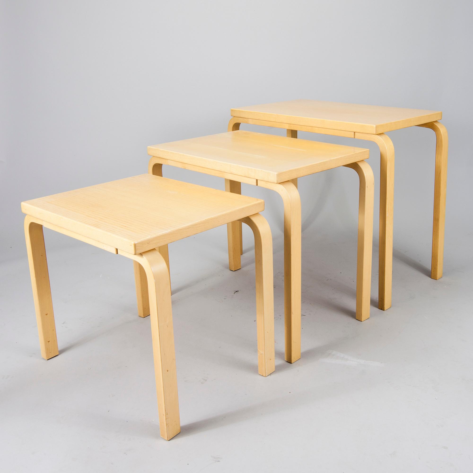 SARJAPÖYTÄ, 3 osaa, malli 88 A, Alvar Aalto, Artek 1970-luku.