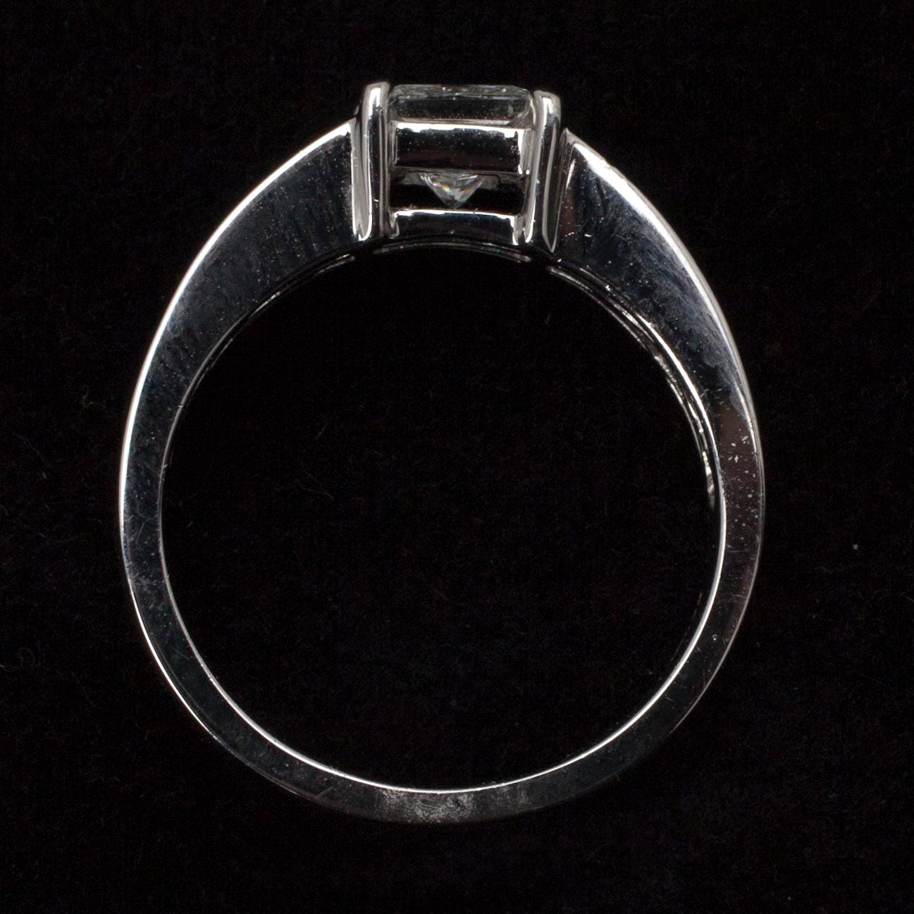 RING, 18K vitguld med princesslipad diamant samt 12 st. baguetteslipade diamanter.