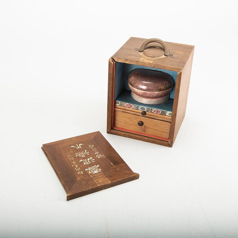 A Chinese porcelain Kangxi style 20th century box with lid.