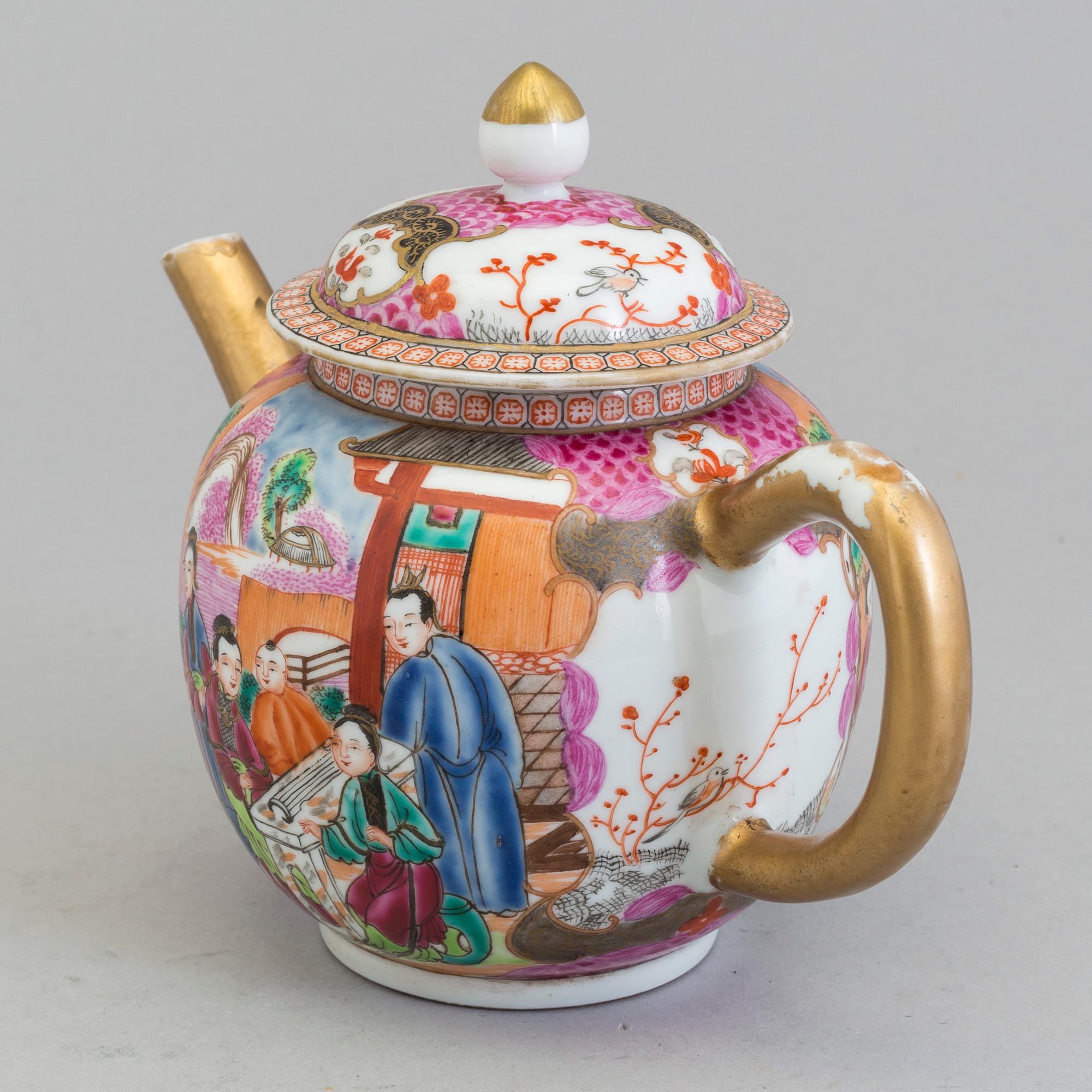 An 18/19th century Chinese porcelain teapot.