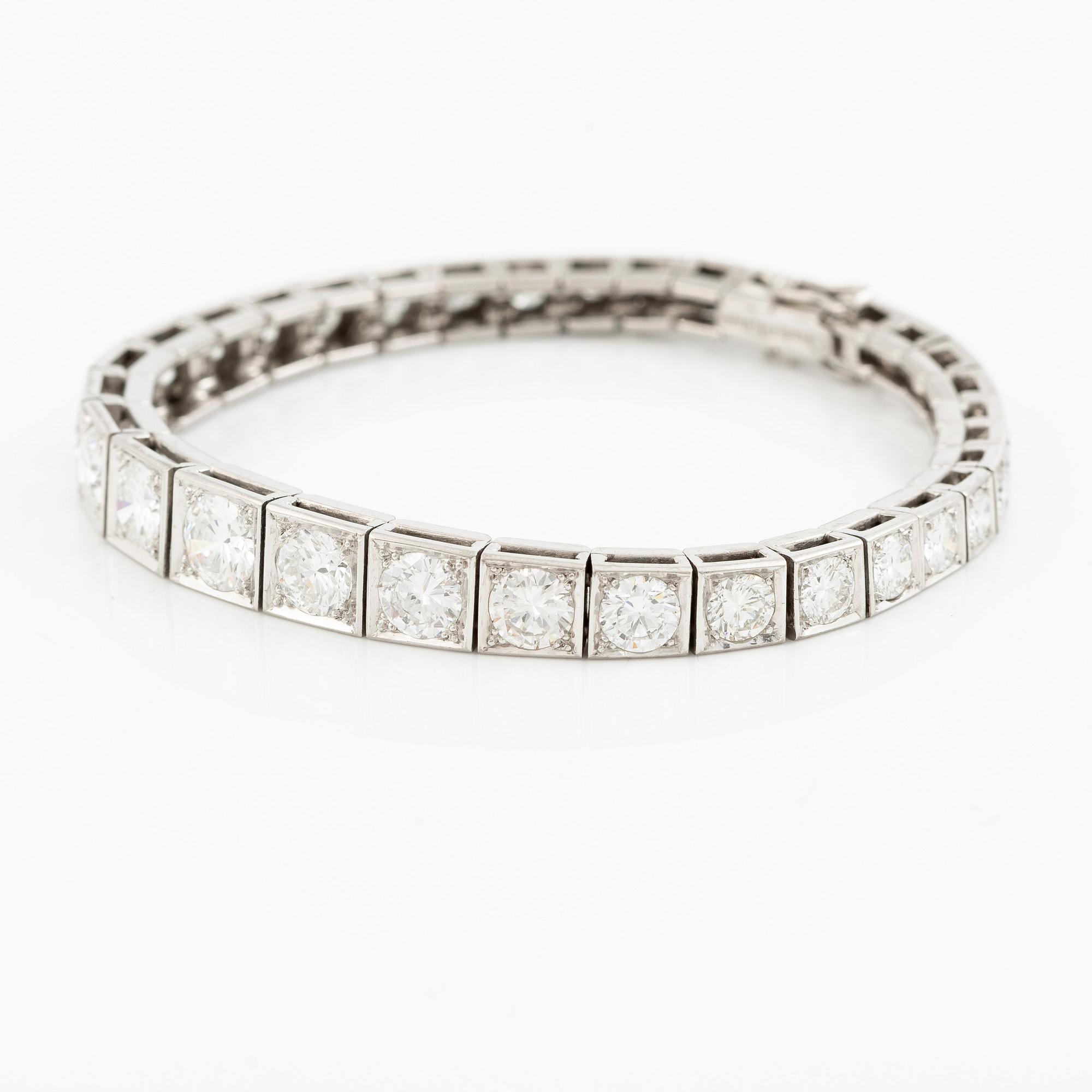Tennisarmband 18K vitguld med runda briljantslipade diamanter.