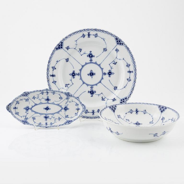 Royal Copenhagen, servisdelar, 87 st, porslin, "Musselmalet", Danmark.