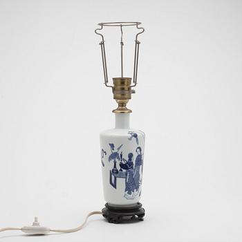 BORDSLAMPA, porslin, Kina, 1900-tal.