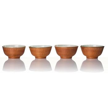 Skålar, 11 stycken porslin och korgflätning, omkring 1900.